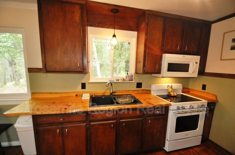 Groveland House: 20020 Bluebell Court
