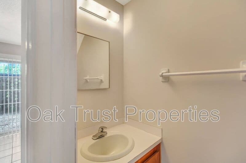 Summerville Townhome: 593 Travelers Blvd