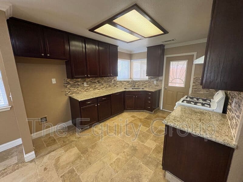 Visalia House: 744 West Buena Vista Ave