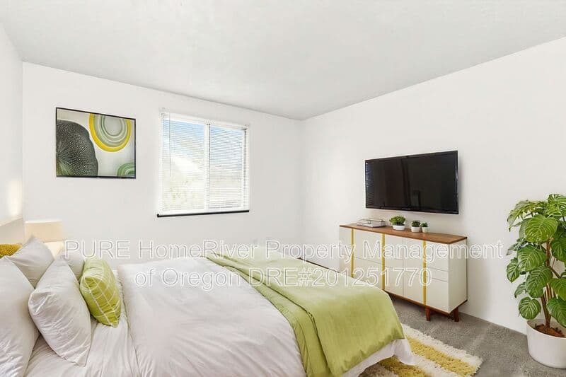 Portland Apartment: 14124-14212 NE Sandy Blvd