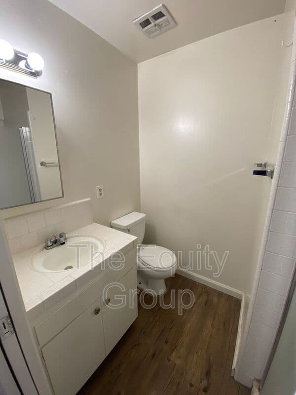 Visalia House: 2530 South Hall Street