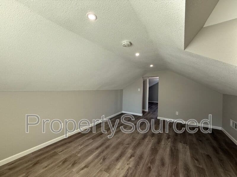 Manteca House: 807 W Yosemite