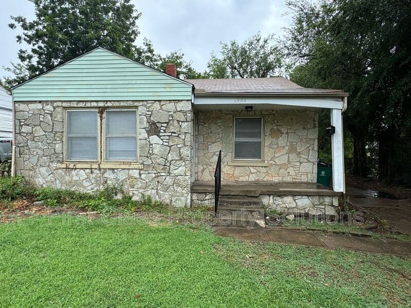 Oklahoma City House: 1904 NE 25th St