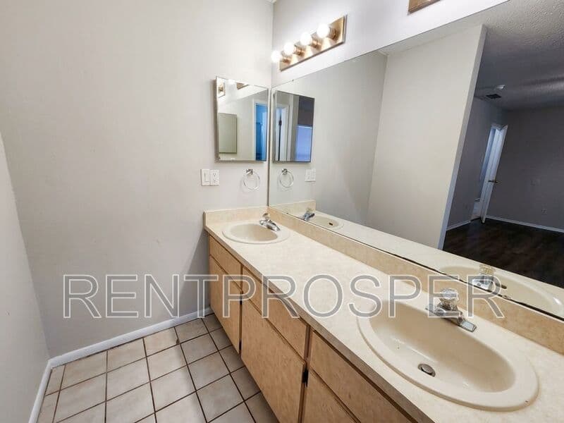 Orlando House: 113 S. Deerwood Ave