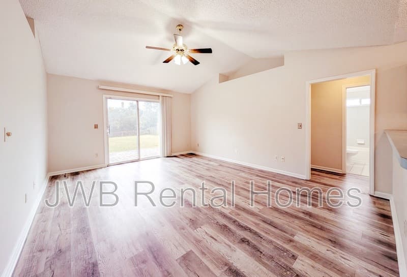 Jacksonville House: 4483 Cobblefield Cir E