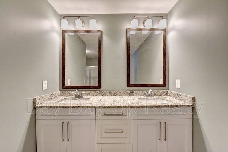 Suwanee House: 5605 Bright Cross Way