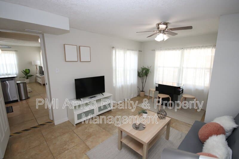 Tampa House: 1918 W Walnut St