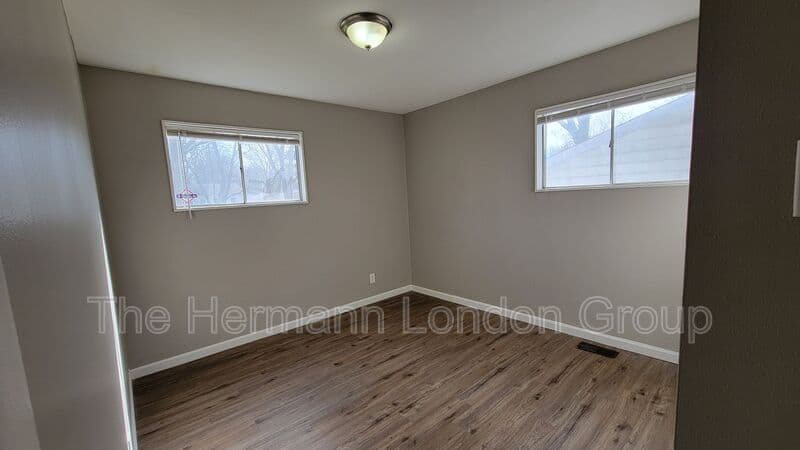 St Louis House: 227 Meadowcrest Dr