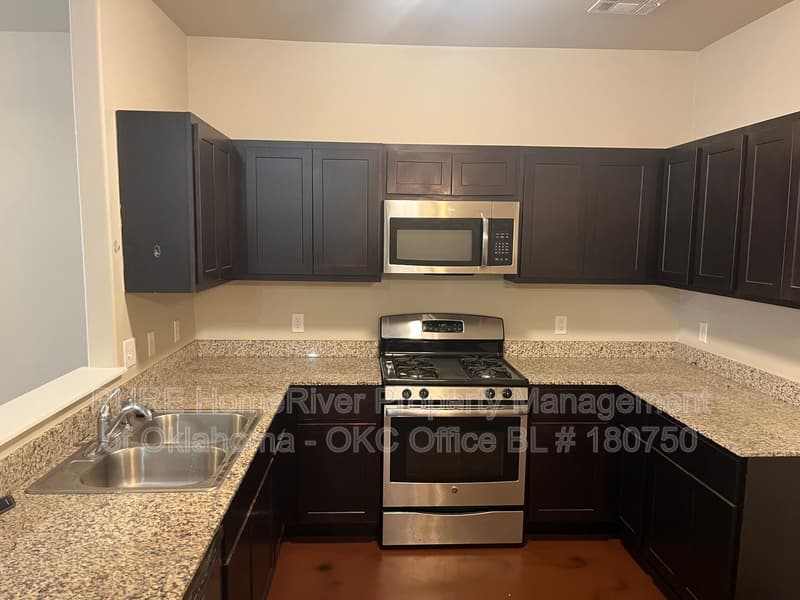 Edmond Condo: 214 Ashley Dr