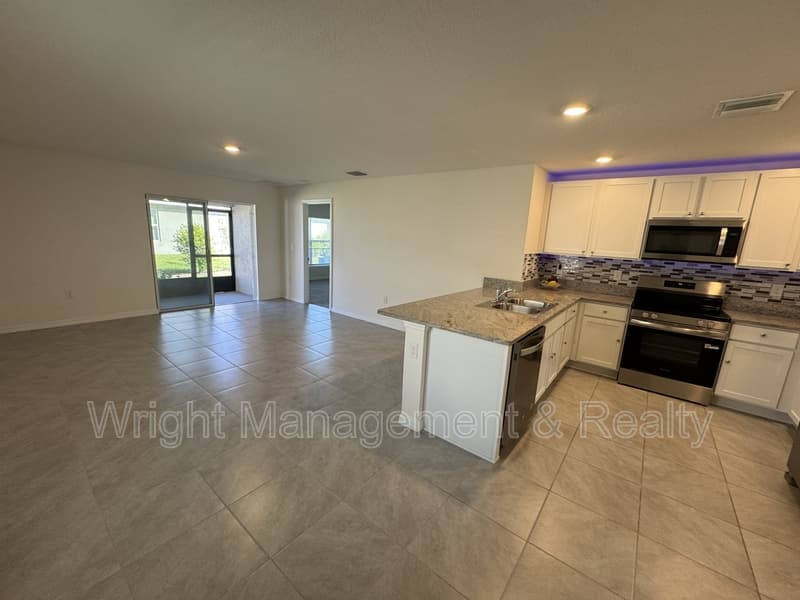 Wimauma House: 5586 Logan Cave Avenue
