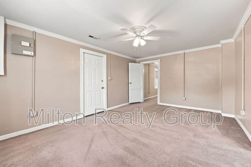 Four Oaks Condo: 101 E. Woodall St.