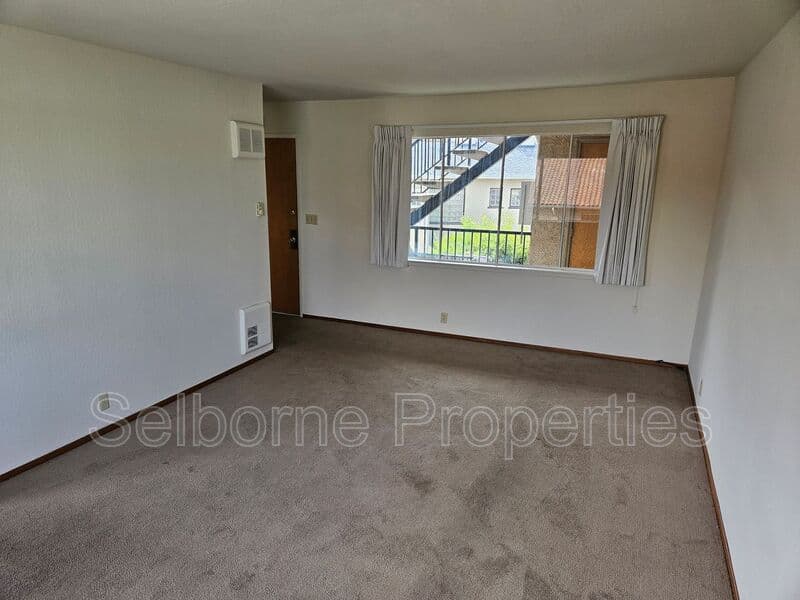 Oakland House: 2500 Ivy Dr.
