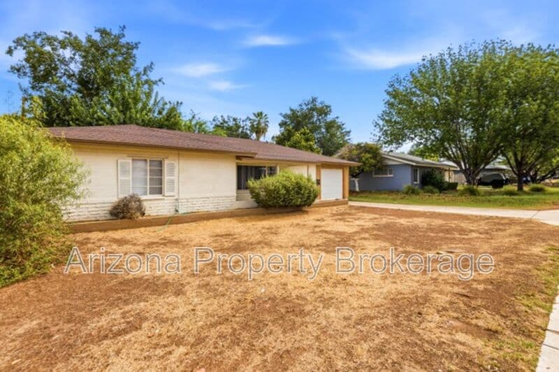 Phoenix House: 4640 E. Oak St.
