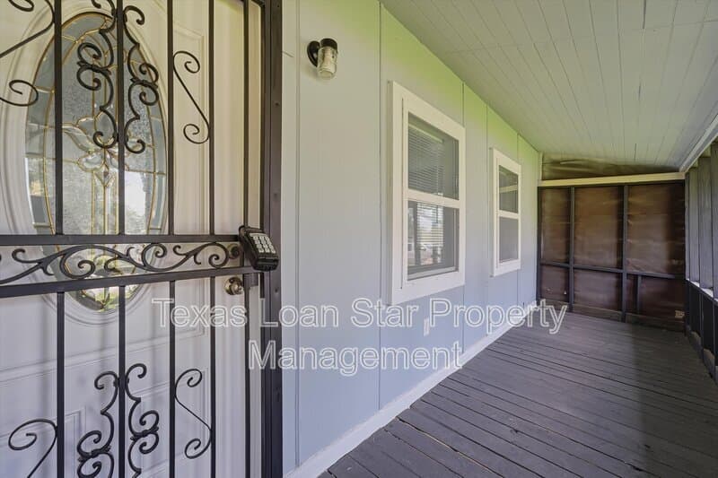 Houston House: 2281 Des Jardines St