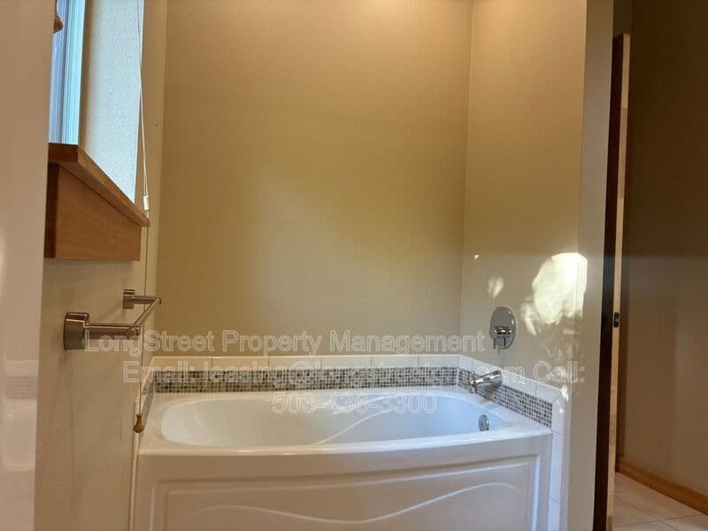 Portland Townhome: 5123 S Corbett Ave