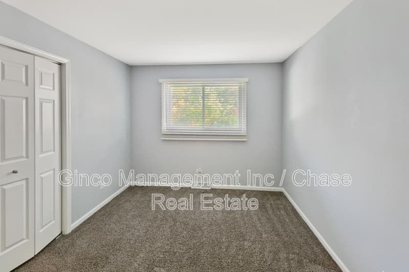 South Holland House: 15585 Calumet Drive