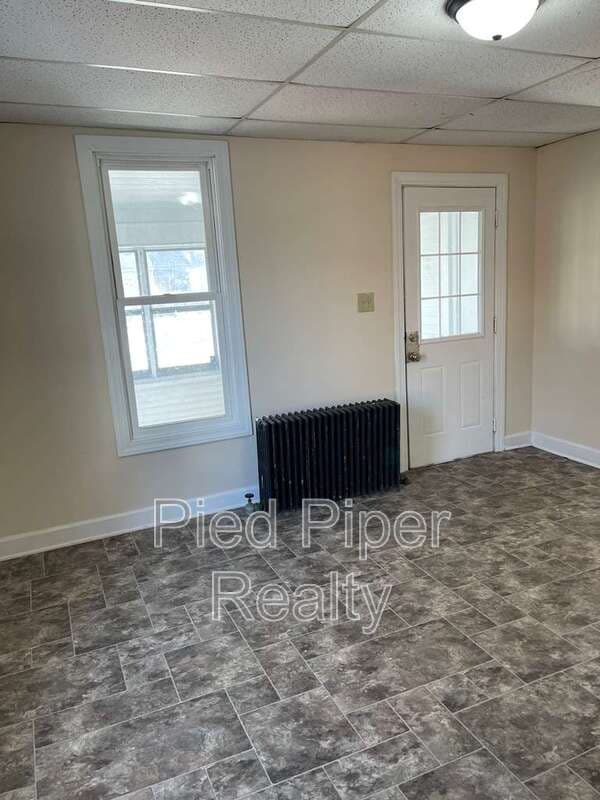 Freeport House: 320 W Clark St