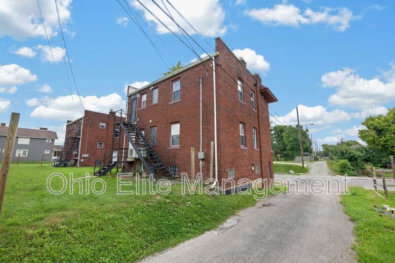 Columbus House: 1094 Oakwood Ave