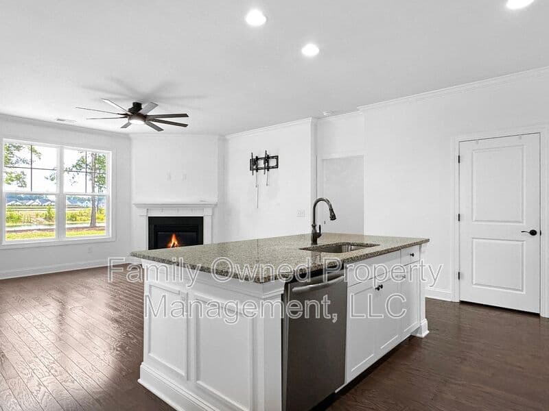 Summerville House: 128 Whaler Ave
