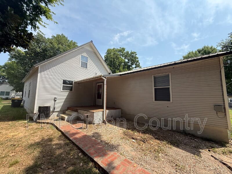 Coweta House: 212 West Pecan Street