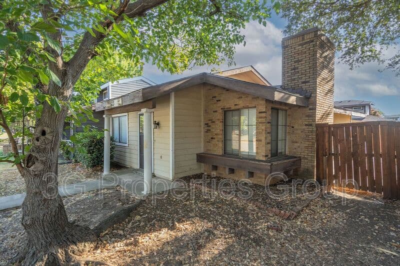 Lewisville House: 613 Hunters Glen St