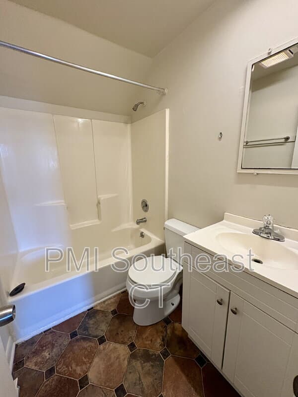 New London Condo: 54 Hempstead Street