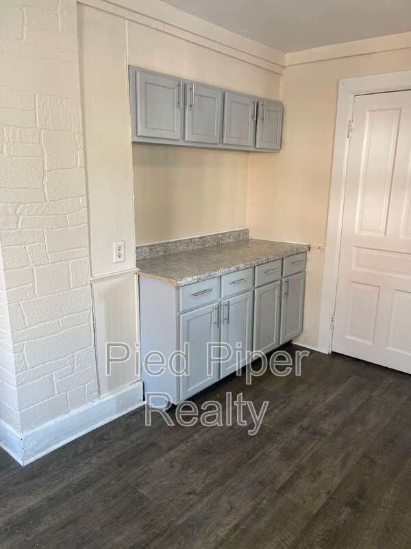 Freeport House: 320 W Clark St