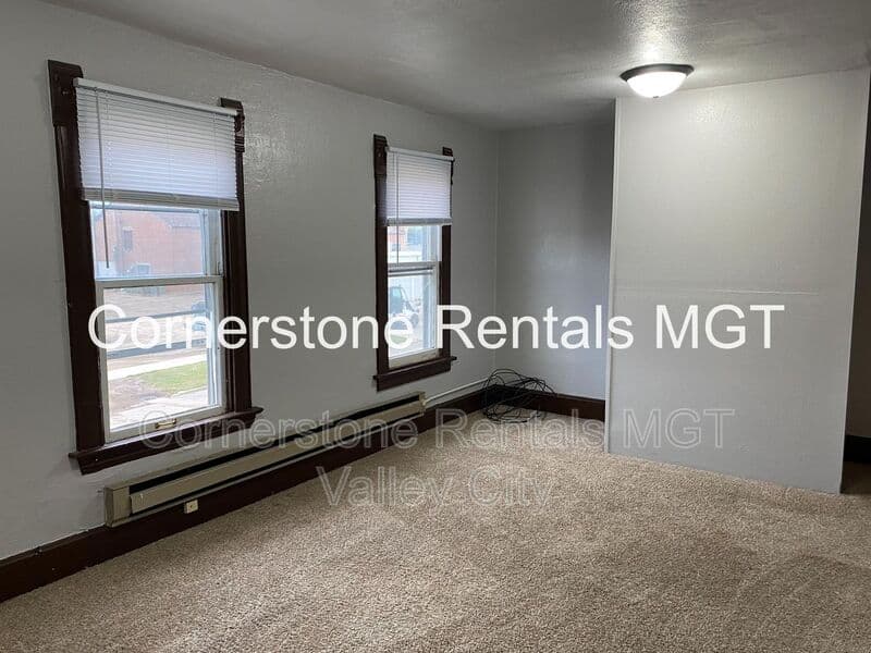 Valley City House: 205 3rd Ave SE