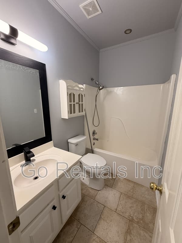 Calera House: 975 McAllister Drive