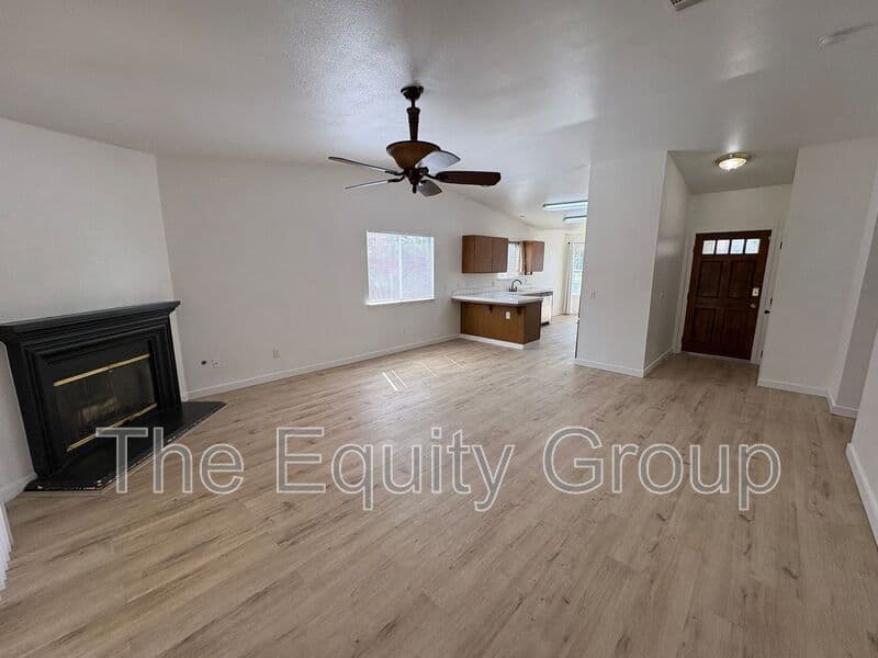 Visalia House: 2324 West Delta Ave