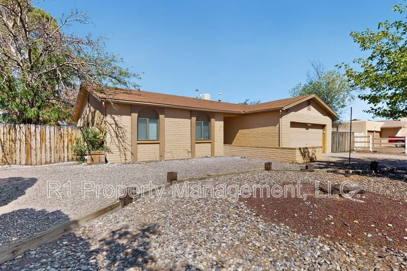 Rio Rancho House: 209 Villa Verde Drive Southeast