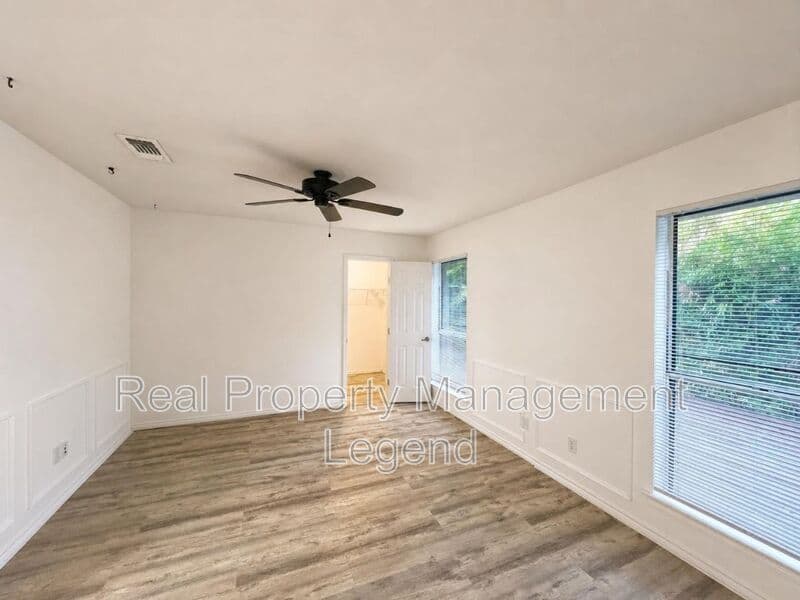Benbrook House: 70 Legend Road