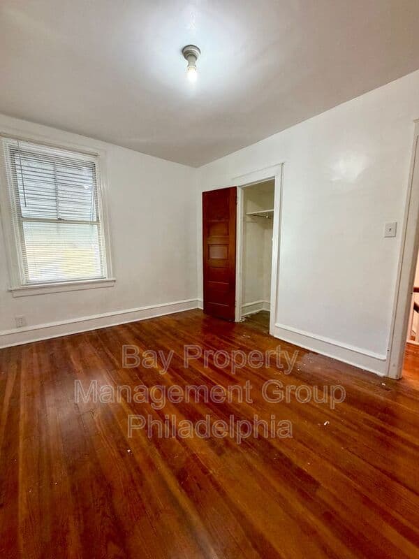 Collingdale House: 7 Rhodes Ave