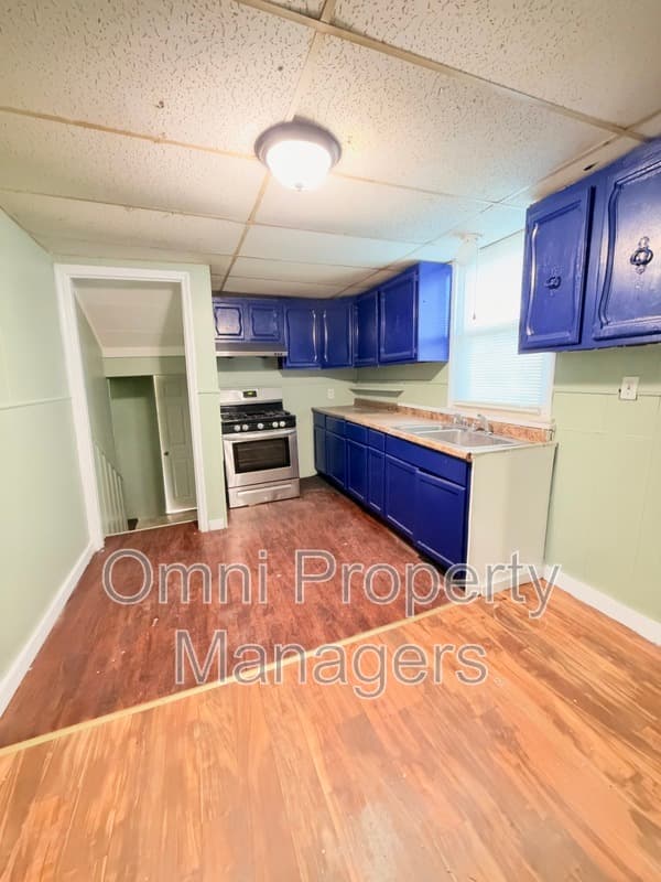 Warren House: 8494 Studebaker Ave