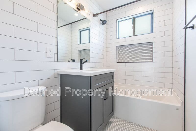 Los Angeles Condo: 6133 Eleanor Ave