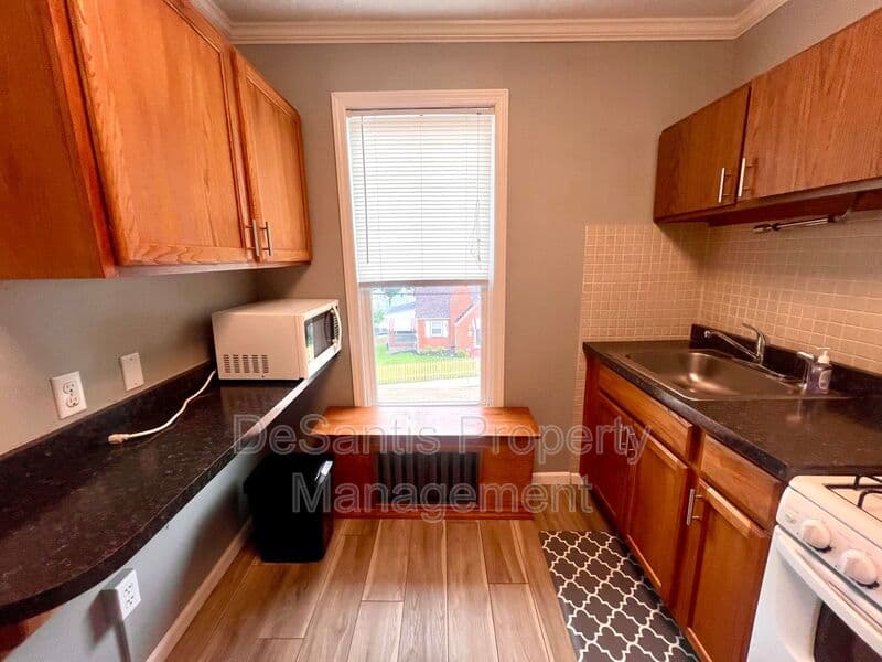 Ingram Condo: 1632 E Steuben Street