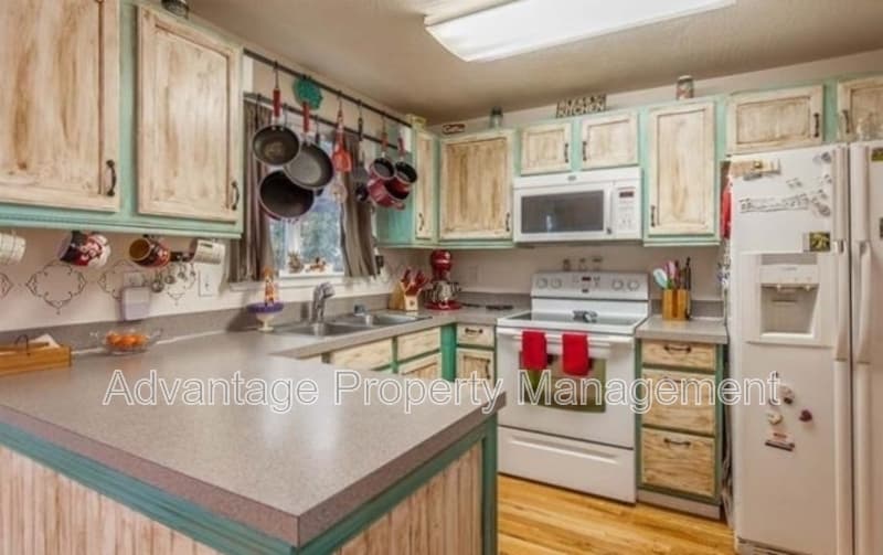 Albany House: 3122 30th SE