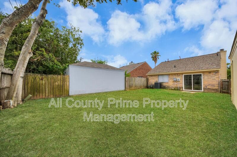Houston House: 5546 Santrey Drive