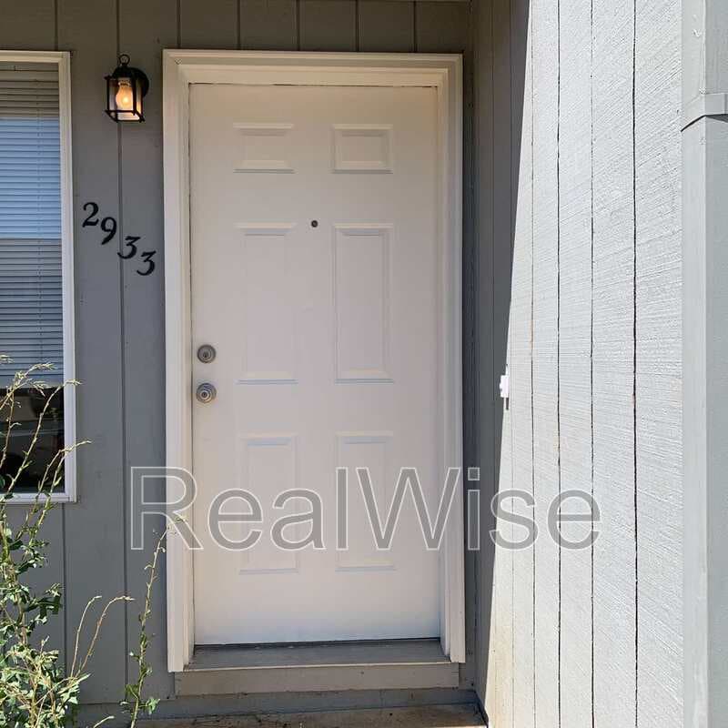 Hillsboro House: 2933 SE 38th Court