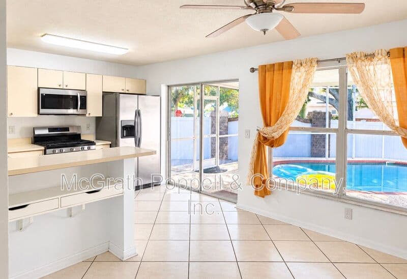 VALRICO House: 516 CAPE COD CIR