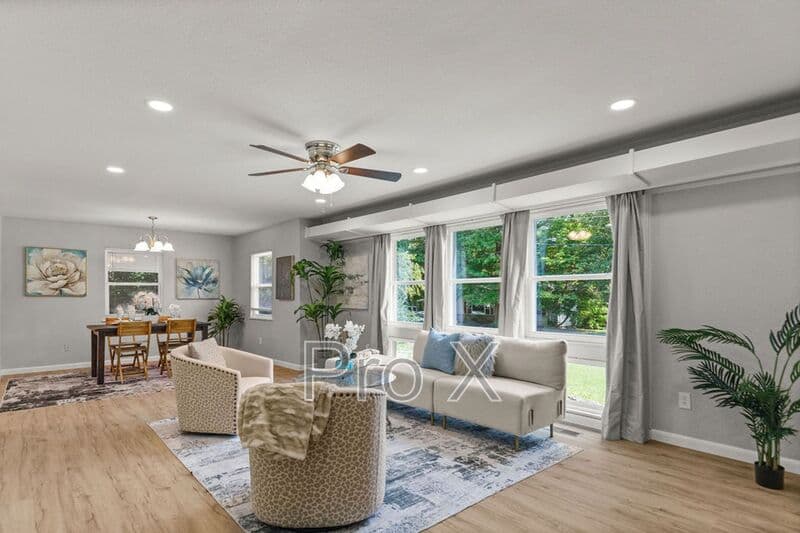 Fayetteville House: 2300 W Holly St