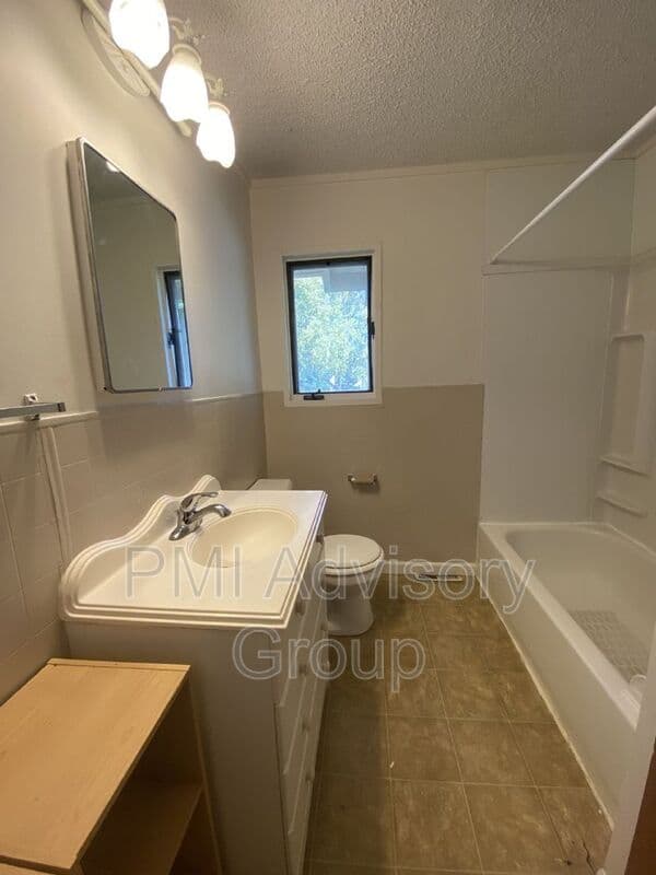 Topeka House: 1815 SW 71st St