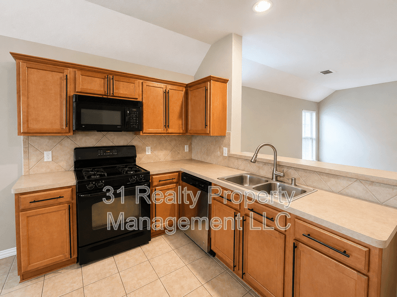 Fresno House: 2119 Hawthorne Brook