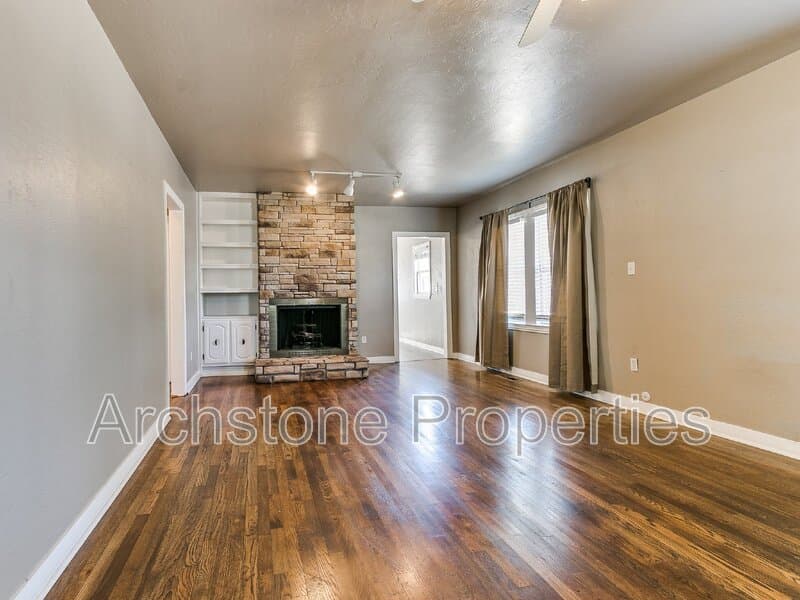 Edmond House: 202 E 3rd St