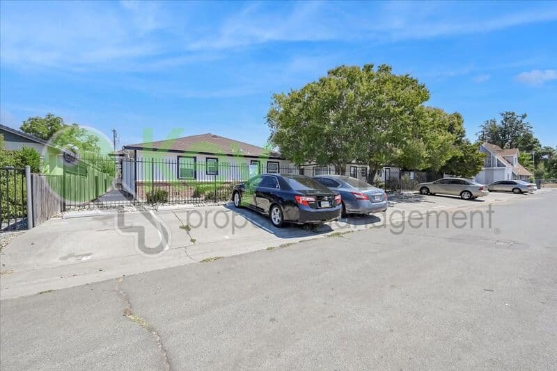 Sacramento House: 1071 Santiago Ave