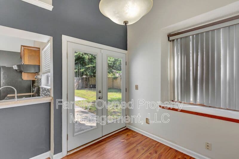 Summerville House: 106 Quest Street