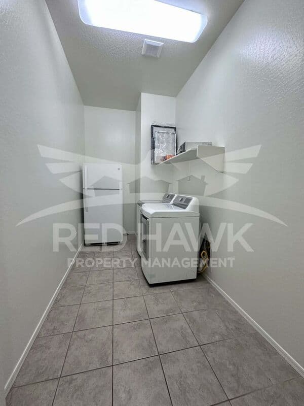 Gilbert House: 991 E Holland Park Dr