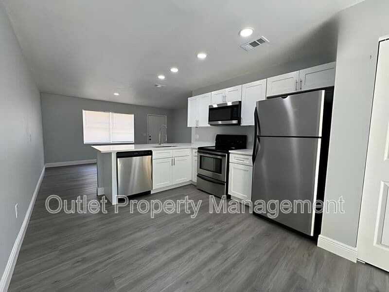 DeLand House: 442 S Hill Avenue