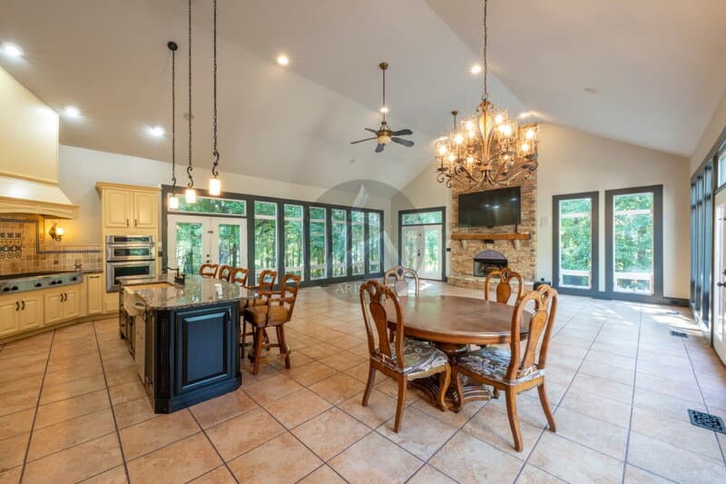 Kennesaw House: 5211 Hadaway Rd NW