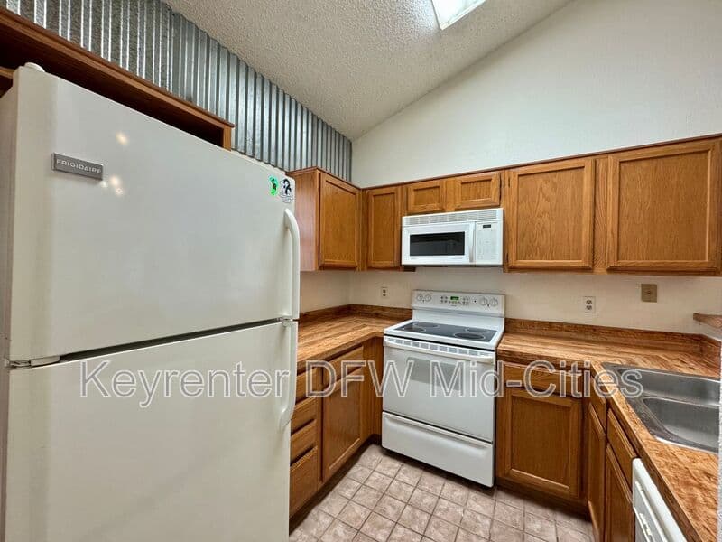 Dallas House: 4800 W Lovers Lane